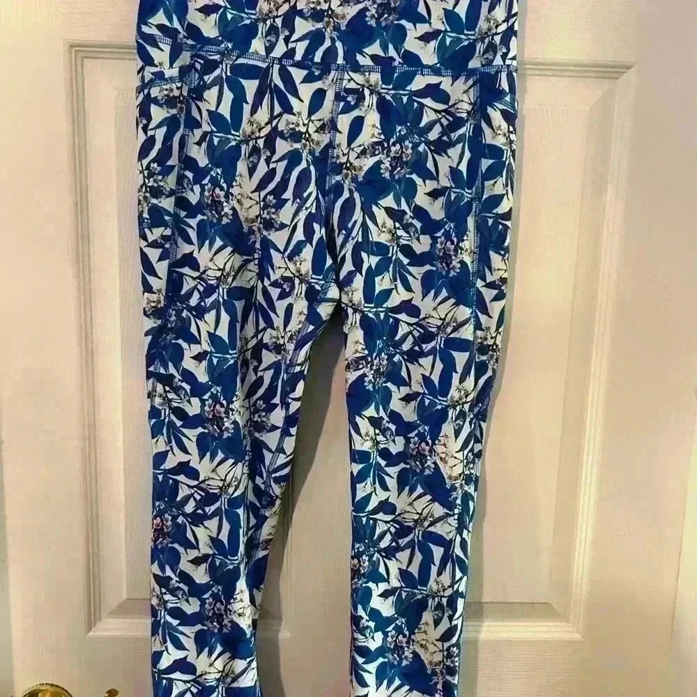 Gottex leggings. Blue and white floral pattern. Medium . 2 pockets.